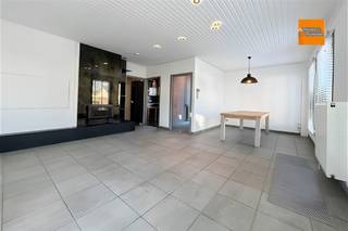 <p><span>Ruime bungalow met grote tuin in rustige, kindvriendelijke buurt.<br /><br />Deze aangename woning met twee slaapkamers is gelegen in een zeer rustige en kindvriendelijke omgeving, binnen de gegeerde gouden driehoek nabij de N16, A12 en E19. Winkels, scholen en openbaar vervoer bevinden zich bovendien op wandel- en fietsafstand.</span></p><p><span>Bij het betreden van de woning kom je terecht in de inkomhal, die toegang geeft tot de lichtrijke woonkamer met eetruimte. Aansluitend bevindt zich de volledig uitgeruste keuken, voorzien van het nodige comfort. Via de nachthal bereik je het apart toilet, de badkamer, twee volwaardige slaapkamers en een multifunctionele ruimte met veranda, die naar wens kan worden ingericht als bureau, hobbyruimte of extra leefruimte.</span></p><p><span>De veranda biedt toegang tot de ruime garage met ingebouwde kasten. Daarnaast is er via de nachthal toegang tot de zolder, ideaal als extra bergruimte.</span></p><p><span>Vooraan beschikt de woning over een ruime oprit en een extra afsluitbare staanplaats. De grote tuin met meerdere terrassen en een tuinhuis vormt een absolute troef voor wie houdt van rust, ruimte en buitenleven.</span></p><p><span>De woning is uitgerust met zonnepanelen en een warmtepompboiler, wat bijdraagt tot een gunstiger energieverbruik en mee resulteert in een EPC-score van 313 kWh/m² jaar, overeenstemmend met label D. Deze score bevindt zich bovendien net onder de grens van label C. Met een beperkte bijkomende investering in dakisolatie, die eenvoudig zelf kan worden aangebracht, kan de woning naar verwachting een EPC-label C behalen. <br /><br />Prijs vanaf 355.000 euro.<br />Voor meer informatie of een bezoek ter plaatse, neem gerust contact op.</span></p>