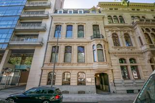 <span><span>Bent u op zoek naar een kantoor met uitstraling én praktische troeven? Dit indrukwekkende pand, beter bekend als Hotel Neefs, combineert historische grandeur met hedendaags comfort in het centrum van Antwerpen — inclusief 17 privéparkeerplaatsen! Het gebouw springt meteen in het oog dankzij de elegante beaux-artsgevel van architect Frans Stuyck. Binnen wacht je een mix van karakter en luxe: marmeren- en parketvloeren, sierlijke plafonds met prachtige moulures, marmeren haarden en monumentale kunstwerken van Emile Vloors (1923). Achteraan vind je een modern kantoorgedeelte (bouwjaar 1981) met zes verdiepingen, inclusief een zonnig terras van 60 m². Alles is functioneel ingericht en gerenoveerd. Via de koetspoort bereik je de centrale traphal met dubbele lift naar de kantoren, waarvan een deel verhuurd is aan solide, professionele huurders. Dit pand biedt talloze mogelijkheden: klassieke kantoren, woon-werkcombinatieproject, boutique-winkel, privékliniek, conceptstore, etc. Topligging? Absoluut. Gelegen vlak bij het Stadspark, met uitstekende bereikbaarheid en tal van openbare parkings om de hoek. Een uniek stukje Antwerpen — stijlvol, veelzijdig en toekomstgericht.<br /><br /></span></span>
<p>Gelegen in het bruisende hart van Antwerpen. Om de hoek van zowel het Stadspark als de theaterbuurt. Dankzij deze topligging sta je in een oogwenk in — én uit — de stad. Omringd door gerenommeerde bedrijven en stijlvolle hotspots. EPC:396 kWh/m² - UC: 15702934 - Geen vergunning uitgereikt, Woongebied met een culturele, historische en/of esthetische waarde, Geen rechterlijke herstelmaatregel of bestuurlijke maatregel opgelegd, Voorkooprecht ruimtelijke ordening aanwezig, Geen verkavelingsvergunning - P+G score: A</p>