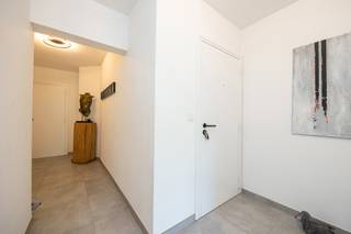 <h1><span>RUIM (125M2) EN KLASSEVOL GERENOVEERD APPARTEMENT MET 2 SLAAPKAMERS PAL IN HET CENTRUM VAN HASSELT</span></h1>
<p><span>Er zijn appartementen die u bekijkt, en er zijn appartementen die u meteen doen thuiskomen. Dit uitzonderlijk ruime appartement van maar liefst </span>125 m² (Bron: verslag EPC) gelegen op de derde verdieping aan het Leopoldplein 14, behoort zonder twijfel tot die laatste categorie. Met een unieke ligging recht tegenover de Koning Albertstraat en het iconische The Century<span> bevindt u zich letterlijk in het kloppende hart van Hasselt, waar gastronomie, shopping, cultuur en het bruisende stadsleven samenkomen.</span></p>
<p><span>Achter de gevel schuilt een geheel dat in </span>2023 volledig werd gestript en tot in het kleinste detail werd gerenoveerd<span>, met een compromisloze keuze voor kwaliteit en comfort. Elk detail werd zorgvuldig uitgewerkt, waardoor u vandaag kunt genieten van een instapklaar appartement dat voldoet aan de verwachtingen van de meest veeleisende koper. <br /><br />Het EPC B staat garant voor een energiezuinig geheel. In 2026 werd er een nieuwe HR gasketel geplaatst. In het EPC werd hiermee nog geen rekening gehouden.</span></p>
<p><span>De royale leefruimte wordt overspoeld door natuurlijk daglicht en sluit naadloos aan op een stijlvolle, volledig uitgeruste keuken met kwalitatieve </span>AEG-toestellen<span>, waaronder een inductiekookplaat, oven met pyrolysefunctie, koelkast, diepvries en alle hedendaagse comfort die u mag verwachten. </span></p>
<p><span>Met twee volwaardige slaapkamers en een smaakvol afgewerkte badkamer biedt dit appartement alle ruimte om comfortabel te wonen. Doorheen de volledige woning werden op maat gemaakte inbouwkasten geïntegreerd, waardoor functionaliteit en design perfect in balans zijn en elke vierkante meter optimaal wordt benut.</span></p>
<p><span>Een absolute meerwaarde vormen de twee terrassen, elk met hun eigen karakter. Het terras aan de voorzijde laat u genieten van het levendige stadsbeeld en het uitzicht over het Leopoldplein, terwijl het terras aan de achterzijde een verrassend rustige plek creëert waar u zich volledig kunt terugtrekken.</span></p>
<p><span>Ook praktisch scoort deze eigendom bijzonder sterk. Videofonie zorgt voor extra comfort, terwijl een private kelderberging bijkomende opbergruimte biedt. Hoewel het appartement niet over een eigen parkeerplaats beschikt, zijn er in de ondergrondse parking van het gebouw verschillende parkeerplaatsen beschikbaar voor huur.</span></p>
<p><span>Dit is niet zomaar een appartement, maar een zeldzame opportuniteit voor wie op zoek is naar een mooi afgewerkt appartement op een van de meest gegeerde locaties van Hasselt.</span></p>
<p><span>Graag een bezoek ter plaatse? Contacteer ons op info@momentumvastgoed.be of bel ons op 011 96 51 76</span></p>