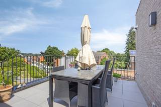 Op een uitstekende locatie, op wandelafstand van het stadscentrum van Tongeren, bevindt zich dit recente dakappartement uit 2023. Dankzij de kwalitatieve afwerking, de ruime indeling (123m²) en 2 ruime terrassen geniet je hier van een zorgenvrij appartement.<br /><br />Vanuit de lichtrijke inkomhal betreed je de de ruime woonkamer. Deze is ingericht met een grote zitruimte, eetruimte en keuken met prachtig keramisch werkblad. Aan weerszijde (zowel noord als zuid) bevinden zich 2 mooie terrassen.<br /><br />Via de nachthal vindt u het aparte toilet, een volledig uitgeruste badkamer met ligbad en douche, en 2 ruime slaapkamers, waarvan 1 eveneens toegang heeft tot het terras aan de achterzijde.<br /><br />Naast de wasplaats in het appartement is er ook nog een grote berging in de kelderverdieping én een parkeerplaats met laadpaal in de ondergrondse garage inbegrepen.<br />Hier is ook de gemeenschappelijke fietsenstalling.<br /><br />TROEVEN<br />x Recent gebouwd: pas sinds 2023 bewoond;<br />x Energiescore E38 (label A);<br />x Maar liefst 123 m² bewoonbare oppervlakte;<br />x Brede inrit naar ondergrondse parking met ruimte en warm water om auto te poetsen;<br />x Volledig vloerverwarming.<br />x Parking voor het gebouw.<br />x Op 10 minuutjes wandelen van het centrum.<br /><br />Ben je op zoek naar een knap, instapklaar appartement in de rand van Tongeren? Aarzel dan niet en plan een bezoek!<br />Dit kan door te bellen naar 012 23 00 23 of stel uw vragen aan roland@immo-leroi.be.