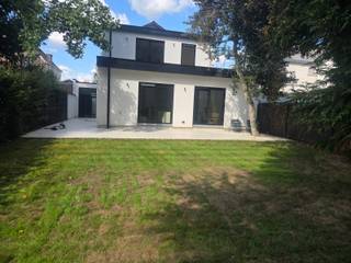 <p>Bent u op zoek naar een instapklare villa in Hove die compleet is gerenoveerd? Zoek niet verder!</p><p>Deze karaktervolle vrijstaande woning werd in 2025 en 2026 met de hoogste kwaliteitsmaterialen en oog voor detail volledig vernieuwd. Met een royale bewoonbare oppervlakte van maar liefst 256 m² biedt dit huis een zee aan ruimte.</p><p>Wanneer u de woning betreedt via de imposante inkomhal, vallen de overvloedige lichtinval en de grote open ruimtes direct op.</p><p> </p><p><strong>Gelijkvloers</strong></p><p>De hypermoderne, open leefkeuken is een absolute blikvanger. De combinatie van een prachtig kookeiland, warme kastenwanden met houtlook en gloednieuwe inbouwapparatuur zal u ongetwijfeld overtuigen. De hoge raampartijen zorgen voor een overvloed aan natuurlijk licht en verbinden de prachtige buitenruimte naadloos met de leefruimte.</p><p>Daarnaast beschikt de begane grond over een grote, unieke extra ruimte. Deze is ideaal in te richten als thuiskantoor, speelkamer of extra zithoek.</p><p><strong>Eerste verdieping</strong></p><p>Op de verdieping, die volledig is afgewerkt met een warme parketvloer, vindt u drie ruime, lichtrijke slaapkamers. De indrukwekkende hoofdslaapkamer beschikt over een grote raampartij met een prachtig uitzicht en staat in directe verbinding met een en-suite badkamer. De badkamer is afgewerkt met hoogwaardige materialen en heeft een riante inloopdouche zodat u in alle comfort aan de dag kunt beginnen.</p><p><strong>Tuin</strong></p><p>Ook de buitenkant van de woning is prachtig. De charmante mix van originele baksteen en een strakke witte gevelafwerking, gecombineerd met de moderne zwarte ramen, geeft het huis een uiterst stijlvolle uitstraling. Aan de achterzijde geniet u van een ruim aangelegd terras. De diepe achtertuin met volwassen, groene bomen biedt u daarnaast een zee aan privacy en talloze mogelijkheden om uw eigen groene paradijs verder vorm te geven.</p><p> </p><p><strong>Kort samengevat</strong></p><ul><li><p>Vrijstaande woning, 100% gerenoveerd (2025-2026)</p></li><li><p>Perceeloppervlakte van 723 m²</p></li><li><p>Uitzonderlijk ruime bewoonbare oppervlakte: 256 m²</p></li><li><p>3 royale slaapkamers met warme parketvloeren</p></li><li><p>2 badkamers (inclusief en-suite de hoofdslaapkamer)</p></li><li><p>High-end open keuken met kookeiland en maatwerk kasten</p></li><li><p>Lichtrijke kantoor- of polyvalente ruimte</p></li><li><p>Garageberging</p></li><li><p>Grote oprit</p><p></p></li></ul>