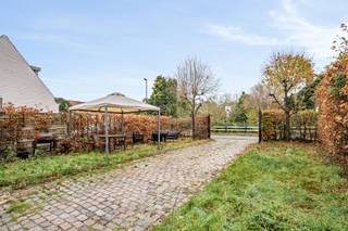 Achter de toegangspoort van deze eigendom ontdek je een woning met sterke basis en vooral veel mogelijkheden. Dankzij het perceel van 513 m² en...