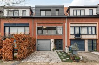 In de charmante en rustige Rochuslei in Brasschaat, bevindt zich deze instapklare Bel-étage. De woning is praktisch ingedeeld en ligt in een...