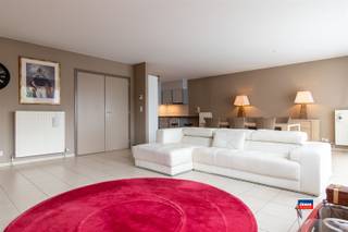 <p><span>HOBOKEN | RUIM, INSTAPKLAAR APPARTEMENT MET TWEE SLAAPKAMERS, TERRAS, KELDER EN AUTOSTAANPLAATS | BEWOONBARE OPPERVLAKTE 113m² | EPC B | </span></p><p><span>Indeling als volgt: inkomhal - toilet - ruime, lichtrijke leefruimte met open, geïnstalleerde keuken - bergplaats - nachthal - grote badkamer met douche, ligbad en lavabomeubel - wasplaats - twee ruime slaapkamers - terras achteraan met zonnewering.</span></p><p><span>Privatieve bergplaats en autostaanplaats in de parkeergarage. Elektrische installatie conform het AREI. </span></p><p><span>De maandelijkse kosten bedragen 126,00 EUR (polis, onderhoud, lift, syndicus en minuterie).</span></p><p><span>Dit goed geïsoleerd appartement is gelegen op de derde verdieping van verzorgd gebouw met lift. </span></p><p><span>Openbaar vervoer en winkels liggen in de onmiddellijke omgeving. Antwerpen-centrum is via de nieuw aangelegde fietsroute vlot bereikbaar met de (elektrische) fiets.</span></p><p><span> </span></p>