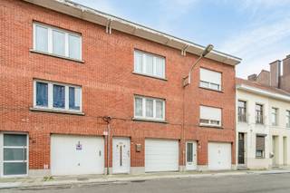 Een gezellige woning met 2 slaapkamers.... <br /><br />Deze bel-étage beschikt op het gelijkvloers over een grote garage met bergruimte. Een grote troef in de stad!<br />De eerste verdieping bestaat uit een leefruimte met vernieuwde open keuken met aansluitend een buitenterrasje. Er is tevens een apart toilet. Op de tweede verdieping vinden we 2 slaapkamers en een badkamer met douche en lavabo. <br /><br />Verwarming op gas. <br />De woning beschikt over PVC ramen met dubbele beglazing en rolluiken. <br />Er zijn eveneens zonnepanelen aanwezig en een thuisbatterij! <br />Deze woning is niet geschikt voor het houden van huisdieren. <br /><br />In de nabijheid vinden we het centrum van de stad (Sint-Franciscuskerk), een leuk groen plein, vele winkels en openbaar vervoer,...