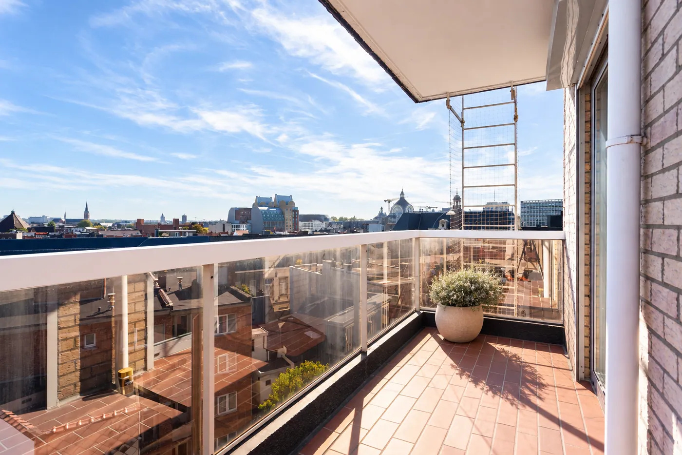 Volledig gerenoveerd 3-slpk appartement met terras en garage - foto 4