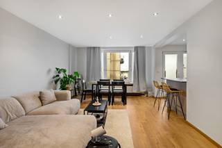 <p>This apartment is located in a location that truly combines the best of both worlds: the vibrant dynamics of city life and the peace and quiet that nature has to offer. With the beautiful park “Rivierenhof” just a stone’s throw away, you can enjoy a relaxing walk, a sporty jogging session or a cozy picnic in the green surroundings at any time. Thanks to the easy connections by both car and public transport, you can also be in the heart of Antwerp in no time. You enter through a practical entrance hall with cloakroom that immediately leads you to the spacious living space that radiates atmosphere and warmth thanks to the characteristic fireplace and beautiful parquet floor. The modern open kitchen was fully installed with a view to contemporary comfort, including an electric hob, extractor hood, oven, sink, dishwasher, refrigerator, freezer, etc. - ideal for cooking enthusiasts who love convenience and style. Furthermore, the apartment has 2 bedrooms (15 m² &amp; 9.6 m²) and a bathroom which was equipped with a washbasin, towel radiator and a bath with shower head. Despite the necessary renovation work, this apartment offers many possibilities! Can you see yourself living here? Then plan a visit quickly!<br />Monthly costs: a provision of €233.80/month (including heating, water, lift costs, cleaning, maintenance, insurance, etc.) with an annual settlement.</p>
<p>Technical data: Electricity is compliant! Central heating on fuel oil (collective), HR glazing in PVC.</p>
<p>Urban planning information, soil certificate and asbestos certificate on request. Is not located in a flood risk zone (P and G score A). Renovation obligation applies.</p>