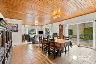 In een rustige en gegeerde woonomgeving in het centrum van Middelkerke bevindt zich deze ruime alleenstaande bungalow op een mooi perceel. Met een ruime bewoonbare oppervlakte biedt de woning heel wat ruimte en comfort, met alle belangrijke leefruimtes en drie volwaardige slaapkamers op het gelijkvloers.<br />De woning beschikt over een ruime woonkamer met gezellige zithoek en eetplaats, aansluitend op de volledig uitgeruste keuken. Verder zijn er drie ruime slaapkamers, een badkamer, een apart toilet en een praktische technische ruimte. De ruime garage biedt plaats voor de wagen en extra bergruimte. Op de verdieping bevindt zich bovendien een bijzonder ruime zolder, die tal van mogelijkheden biedt voor wie extra kamers, een hobbyruimte of een polyvalente ruimte wenst te creëren.<br />Ook op energetisch vlak heeft deze woning heel wat troeven. Dankzij het EPC-label B, de centrale verwarming op aardgas en de 24 zonnepanelen geniet u van een gunstige energiescore. De elektriciteit is conform gekeurd tot 2048. Rondom de woning ligt een aangename tuin waar u in alle rust kunt genieten van het buitenleven.<br /><br />Een ruime en veelzijdige woning op een rustige ligging in Middelkerke, op korte afstand van het centrum en met tal van mogelijkheden voor wie comfortabel en rustig wil wonen aan de kust.<br /><br />EPC: 167 kWh/m² - UC: 3799413 ~ Vg, Wg, Gvkr, Vv, Gmo ~ Ref. MI25220