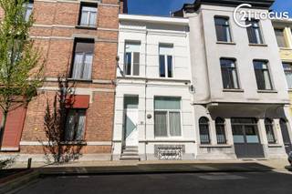 <p>Karaktervolle stadswoning met ruim zonneterras én garage in hartje Zurenborg<br /><br />In een van de meest gegeerde buurten van Antwerpen bevindt zich deze stijlvolle en instapklare stadswoning waar karakter, comfort en stadsleven perfect samenkomen.<br /><br />Deze woning onderscheidt zich door een zeldzame troef in Zurenborg: de combinatie van een ruime garage én een ruim terras. In een wijk waar buitenruimte en parkeergelegenheid bijzonder schaars zijn, vormt dit een absolute meerwaarde.<br /><br />De woning werd gerenoveerd in 2017 en combineert authentieke charme met hedendaags wooncomfort. Achter de karaktervolle gevel schuilt een lichtrijke woning met een aangename indeling, warme leefruimtes en een gezellige sfeer.<br /><br />Het ruime terras vormt een echte verlenging van de leefruimte en biedt alle rust om te genieten van lange zomeravonden, een ontbijt in de zon of gezellige momenten met vrienden en familie midden in de stad.<br /><br />Verder beschikt de woning over:<br /><br />3 volwaardige slaapkamers<br />2 badkamers<br />een ruime garage<br />lichtrijke leefruimtes<br />conforme elektriciteit<br />EPC label C<br /><br />De ligging is zonder twijfel een extra troef. U woont hier op wandelafstand van de Dageraadplaats, gezellige restaurants, hippe cafés, winkels, openbaar vervoer en belangrijke invalswegen. Zurenborg staat bekend om zijn unieke architectuur, levendige sfeer en uitstekende bereikbaarheid.<br /><br />Bent u op zoek naar een karaktervolle stadswoning met buitenruimte én garage op een absolute toplocatie in Antwerpen? Dan is dit een opportuniteit die u ter plaatse moet ervaren.<br /><br />Contacteer ons vandaag voor een bezoek en ontdek zelf de ruimte, het licht en het unieke karakter van deze woning.</p>
