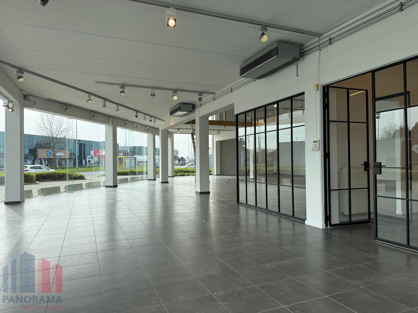 Bâtiment commercial polyvalent avec salle d'exposition, entrepôt et espace casco – À vendre à Sint-Pieters-Leeuw - photo 3