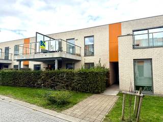 Op een rustige locatie, op slechts een steenworp van het centrum en de Leie met het jaagpad op wandelafstand, vindt u dit appartement met veel licht en ruimte.<br /><br />Gelegen op de eerste verdieping (geen lift aanwezig), verwelkomt dit appartement u in een ruime, lichtrijke leefruimte met aansluitend een open, volledig ingerichte keuken voorzien van alle toestellen.<br />Verder beschikt het appartement over een praktische berging met wasmachine-aansluiting, 2 comfortabele slaapkamers, een badkamer met dubbel lavabomeubel en ligbad met douchemogelijkheid en een apart toilet.<br /><br />Geniet van de buitenlucht op het zonnige terras en profiteer van het extra gemak van een <strong>dubbele privatieve ondergrondse autostaanplaats genummerd 54 & 55</strong>.<br /><br />Extra troef: het appartement is momenteel verhuurd, wat zorgt voor een onmiddellijke huuropbrengst – ideaal als investering!<br /><br /><em>Sommige foto's werden digitaal bewerkt om de ruimte zonder meubels weer te geven.</em>