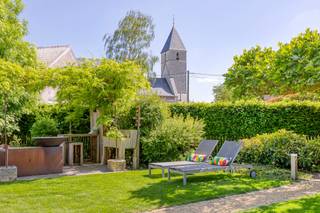 * op de grens met BOUTERSEM : <u><strong>Kerkomstraat 110 BREISEM</strong></u><br />* piepklein gehuchtje van<u><strong> KUMTICH (Tienen)</strong></u><br />* <u><strong>TIENEN</strong></u> op 5 minuutjes, <strong><u>LEUVEN</u></strong> op 18 min.<br />*<u> treinstation</u> VERTRIJK (lijn Landen-Tienen-Leuven-Brussel) op 3 km<br />* <u><strong>oprit E40</strong></u> te Tienen of BOUTERSEM<br />* vlakbij idyllische Sint-Corneliuskapel<br />--------------------------------------------------------------------------------------------------<br />* zeer gezellige en lichtrijke villa op <u><strong>9,54 are</strong></u> (954 m2)<br />* met <u><strong>aparte (vergunde) kangoeroewoning of bureau</strong></u> (aparte inkom)<br />* totaal +/- <u><strong>326 m2 woonruimte</strong></u> (volgens EPC-attest)<br />-------------------------------------------------------------------------------------------------<br />* aankoop aan <u><strong>slechts 2 % registratierechten (0 % BTW) </strong></u> mogelijk !<br />---> Indien u 2 jaar na de aankoop geen andere woning (meer) heeft .<br />-------------------------------------------------------------------------------------------------<br /><u>GELIJKVLOERS:</u><br />* inkomhall met vestiaire en toilet<br />* aangename <u>LIVING / WOONKAMER</u><br /> ° in L-vorm (+/- 50 m2)<br /> ° mooi uitzicht op de tuin<br /> ° aparte zithoek of bureau in erker<br /><br />* super ingerichte <u>KEUKEN</u> (nieuw van 2012) met EETHOEK (+/- 20 m2)<br />* wasruimte / bijkeuken<br />* GARAGE<br /><br />* <u><strong>KANGOEROEWONING</strong> met aparte inkom</u>, kookhoek, badkamer,toilet, kleine slaapkamer - <br />--> ook ideaal als BUREAU, hobby, .....<br />----------------------------------------------------------------------------------------------------<br /><u>VERDIEPING:</u><br />*<u><strong> 3 KAMERS</strong></u>:<br />--- 1 master bedroom 56 m2 (met dressing), open tot daknok<br />--- 2 kamers van 17 m2<br /><br />* badkamer (bubbelbad, douche)<br />* apart toilet<br />* ruime nachhall<br />---------------------------------------------------------------------------------------------------<br />* prachtig aangelegde <u><strong>TUIN op zuidwesten:</strong></u><br />° achteraan + 30 m breed<br />° <strong>100 % privacy</strong><br />° volledig omheind<br />° diverse aangename zithoekjes <br />° mooi tuinhuis<br />---------------------------------------------------------------------------------------------------<br />DIVERSEN:<br />* <u><strong>23 zonnepanelen</strong></u> met groene-stroomcertificaten tot 2031<br />* warmtepomp-boiler (NIEUW van 2023)<br />* installatie cv (gas, NIEUW van 2026)<br /><br />* villa in <u><strong>100 % perfecte staat van onderhoud</strong></u><br />* geen renovatieplicht dankzij goede EPC-score<br />* geen asbest<br /><br />* verkoop wegens verhuis naar buitenland<br /><br />* interessante <u><strong>PRIJS / KWALITEIT !</strong></u><br />--------------------------------------------------------------------------------------------------<br />