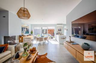 Deze recente en perfect instapklare woning met drie slaapkamers is gelegen op het einde van een doodlopende straat in een nieuwe en rustige...