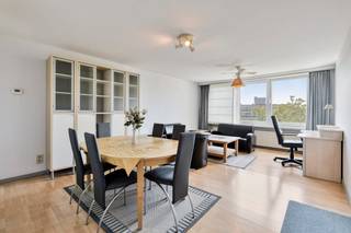Ce bel appartement d'une surface habitable de 61 m² est situé au bus 4 Zwartzustersvest 38. L'attraction absolue de cette maison est la vue directe sur la Dyle, qui offre une expérience de vie attrayante et relaxante.<br /><br />Disposition :<br /><br />Espace de vie : Un espace de vie confortable avec une belle luminosité et une extension de la vue sur l'eau.<br /><br />Cuisine : Cuisine pratiquement équipée avec tous les équipements de base nécessaires.<br /><br />Chambre : Une chambre spacieuse avec suffisamment d'espace pour accueillir un grand lit et un placard.<br /><br />Salle de bain : salle de bain fonctionnelle avec sanitaires.<br /><br />Rangement supplémentaire : comprend une salle de stockage privée au sous-sol pour ranger les articles.<br /><br />Données techniques :<br /><br />EPC : label C (performance énergétique favorable)<br /><br />Inspection électrique : Non conforme<br /><br />Cet appartement est une excellente opportunité pour les débutants, les célibataires ou les investisseurs à la recherche d'une propriété bien située au bord de l'eau.<br />Intéressé ? Veuillez contacter Dewaele Mechelen<br /><br />Registre des mesures: non