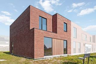 Binnen de ring van Roeselare, op het grondgebied van Hooglede, bevindt zich deze moderne halfopen woning (lot 90) met plat dak. De woning beschikt over een lichtrijke leefruimte, een kwalitatief ingerichte open keuken met aansluitende de wasplaats. Er zijn 2 aparte toiletten. Eén op elke verdieping. Boven bevinden zich 3 slaapkamers, een badkamer met douche én bad en een aparte berging. Er kan een carport voorzien worden voor de auto. De woning werd reeds opgebouwd en wordt volgens de wensen van de klant door Dumobil volledig verder afgewerkt en instapklaar opgeleverd. Voorzien van alle nodige vloerbekleding, met aangelegde tuin voorzien van een afsluiting, terras en gazon en een aangelegde voortuin met oprit en pad naar de voordeur.<br /><br />Door de combinatie van het warmtenet en zonnepanelen verwarm je duurzaam met vloerverwarming en de nieuwste technieken. Met een E-peil onder de 20 geniet je van heel wat voordelen en als bewoner van dit futureproof woonproject beschik je daarbij over alle faciliteiten van het e-mobipunt. Er is een vlotte verbinding met de ring rond Roeselare en het centrum van Roeselare.<br /><br />Deze all-inprijs excl. kosten omvat een volledig afgewerkte, instapklare woning met álle voorzieningen en omgevingswerken inbegrepen. De totale kostprijs inclusief wettelijke kosten waaronder registratierechten, btw, notariskosten en aansluitingskosten kan je eenvoudig bekijken op onze <u><strong>website</strong></u>: <u><strong>www.dumobil.be/nl/woonprojecten/projecten/hooglede-nieuwbouwwoningen</strong></u> En/of contacteer onze bouwadviseur Sam Borrey voor meer info: 0483/21.01.33 | sam@dumobil.be