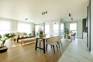 TURNOVA TOREN, EXCLUSIEF WONEN IN HET CENTRUM VAN TURNHOUT <br /><br />In het centrum van Turnhout, vlak bij de Grote Markt, maakt u kennis met “Turnova”! Een bruisend nieuw stadsdeel. Naast appartementen en een 40-tal winkels is er ook plaats er ook de nieuwe Stedelijke Academie van Schone Kunsten, luxe-hotel Corsendonck, 3 restaurants waarvan we “Hert” terugvinden op de hoogste verdieping van de Turnova Toren met een ongelooflijk uitzicht en een grote ondergrondse parking. Drie pleinen met een eigen sfeer versterken het stadshart. Samen met de gezellige cafés, restaurants en terrasjes geeft Turnova ongetwijfeld een nieuwe dimensie aan het stadscentrum.<br /><br />Blikvanger in dit geheel wordt meer dan zeker de TURNOVA TOREN, het hoogste gebouw van de regio. Deze toren zal bestaan uit kantoren, horeca en woonappartementen, waar de bewoners bijna letterlijk met hun hoofd tussen de wolken zullen leven met een prachtig uitzicht.<br /><br />Momenteel zijn nog enkele appartementen beschikbaar in de Turnova Toren, wees er dus snel bij!<br /><br />Bent u op zoek naar een appartement en zou je ook tussen de wolken willen wonen temidden van het bruisende Turnova? Maak dan nu een afspraak via nieuwbouw@hillewaere.be of contacteer onze nieuwbouw makelaar om meer te weten te komen over dit project op 014/ 45 10 11 !<br /><br />Tot binnenkort in de Turnova Toren!