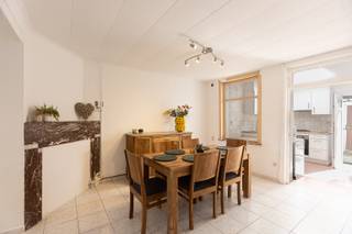 Van buiten bescheiden… van binnen een echte verrassing.Deze charmante woning werd doorheen de jaren volledig vernieuwd en combineert instapklaar...