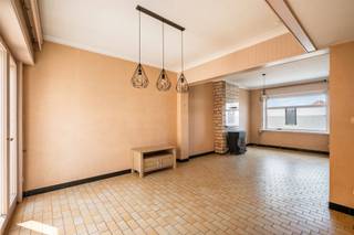 <p><span><strong>Te renoveren woning met 3 slaapkamers, stadstuin en veel potentieel.</strong></span></p><p><span>Deze ruime woning biedt een uitstekende basis voor wie op zoek is naar een renovatieproject met mogelijkheden. Dankzij de praktische indeling, drie slaapkamers en de aangename stadstuin kan je hier een woning creëren die volledig aansluit bij jouw eigen wensen en woonstijl. Gelegen in een rustige woonomgeving en op korte afstand van dagelijkse voorzieningen.</span></p><p><span><strong>Indeling:</strong> inkomhal, ruime leefruimte met toegang tot het terras, keuken, badkamer, apart toilet en berging. Op de eerste verdieping bevinden zich twee slaapkamers. De tweede verdieping omvat een derde slaapkamer en een aparte bureauruimte, ideaal als thuiswerkplek, hobbyruimte of extra polyvalente kamer.</span></p><p><span>De woning biedt verschillende mogelijkheden voor wie graag de handen uit de mouwen steekt en een eigendom wil vernieuwen volgens eigen smaak en budget.</span></p><p><span>Te koop via Immo Beguin, jouw vastgoedexpert sinds 2009.</span></p><p><span>✉️ </span><span>emmy@immobeguin.be</span></p>
