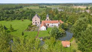Dit buitengewone landhuis, is gelegen in het idyllische Nieuwerkerken en biedt een ongeëvenaarde combinatie van ruimte, weelde en privacy. De...