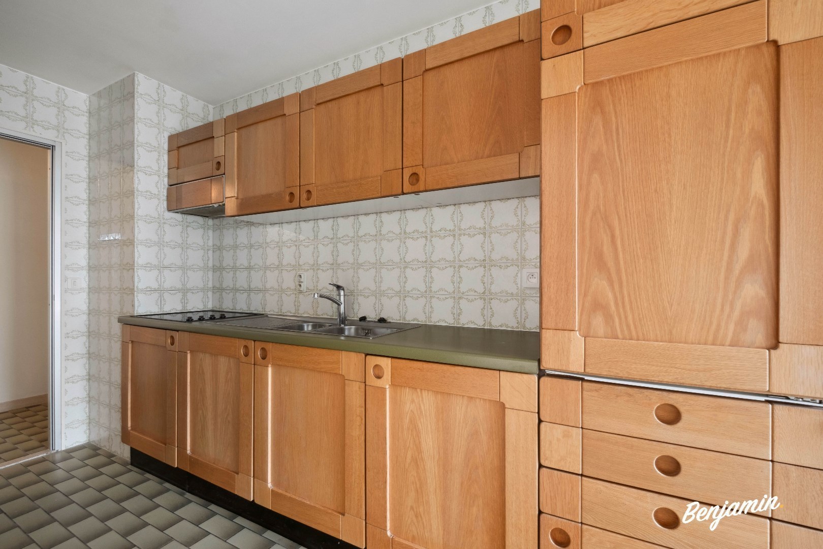 Ready-to-move-in apartment with 2 bedrooms, balcony, and storage in a central location in Oostende. - photo 4