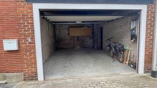 Maison avec garage et jardin dans un quartier calme. Au rez-de-chaussée :- Entrée- salon- cuisine- toilettes- terrasse et jardin. Au premier étage- 3...