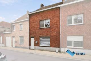 Deze instapklare rijwoning is gelegen in het centrum van Koekelare, op wandelafstand van de winkels, scholen, horeca, ...<br /><br />Woning is absoluut instapklaar. Centrale verwarming op aardgas aanwezig (recent werd nog een nieuwe ketel geplaatst).<br /><br />Ideale aankoop voor een jong gezin/alleenstaande of als opbrengsteigendom om te verhuren.