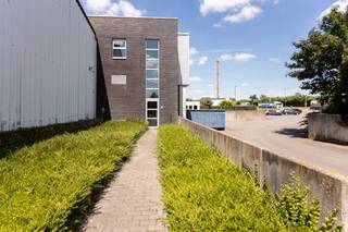 Ruim bemeubeld kantoor op het eerste verdiep (140 m²) Indeling:- Onthaalruimte (20 m²)- Directiebureel (35 m²)- Landschapsbureel (32 m²)-...