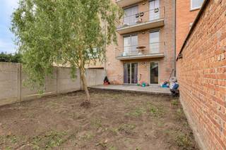 <p><span>Cet appartement prêt à l'emploi avec jardin et garage est à vendre sur Groenendaallaan à Merksem, à quelques pas des commerces, des transports en commun et des principales voies d'accès. Vous vivez (ou investissez) ici dans un endroit stratégique, avec tout à portée de main.</span></p><p><span>L'appartement se trouve au </span><span>rez-de-chaussée</span><span> d'un immeuble bien entretenu et est en </span><span>très bon état</span><span>. </span><span> Grâce à son </span><span>agencement spacieux</span><span>, ses </span><span>grandes fenêtres</span><span> et son </span><span>jardin paysager</span><span>, il s'agit d'une opportunité unique pour ceux qui cherchent à vivre confortablement dans un endroit central ou qui cherchent à investir dans un bien immobilier à rendement stable.</span></p><p><span>L'espace de vie riche en lumière</span><span> est organisé en </span><span>forme de L pratique</span><span> avec une </span><span>cuisine ouverte entièrement équipée</span><span>. </span><span> À l'arrière, vous trouverez une </span><span>terrasse carrelée</span><span> qui s'intègre parfaitement dans un </span><span>grand jardin ensoleillé</span><span>. </span><span> La salle de bains est séparée et équipée d'une </span><span>douche et d'un lavabo</span><span>, et des </span><span>toilettes séparées</span><span> ne manquent </span><span> pas non plus. </span><span> Et comme si cela ne suffisait pas, cet appartement dispose également d'un </span><span>garage intérieur</span><span> inclus dans le prix.</span></p><p><span>Vous cherchez un </span><span>appartement prêt à l'emploi avec jardin et garage</span><span>? Ou vous êtes un investisseur qui cherche à acheter une propriété avec un rendement immédiat ? Alors cet appartement à Merksem est une véritable aubaine !</span></p><p><span> </span></p><p><span> </span></p><p><span>Aménagement</span></p><ul><li><span>Hall d'entrée spacieux</span></li><li><span>Espace de vie en forme de L avec beaucoup de lumière</span></li><li><span>Cuisine ouverte entièrement équipée</span></li><li><span>Salle de bain avec douche et lavabo</span></li><li><span>Toilettes séparées pour les invités</span></li><li><span>Chambre au calme à l'arrière</span></li><li><span>Terrasse carrelée</span></li><li><span>Grand jardin ensoleillé</span></li><li><span>Garage intérieur inclus</span></li></ul><p><span> </span></p><p><span>Détails</span></p><ul><li><span>Situation TOP sur la Groenendaallaan à Merksem</span></li><li><span>actuellement loué</span></li><li><span>Très bon état</span></li><li><span>Jardin et terrasse spacieux</span></li><li><span>Garage inclus dans le prix</span></li><li><span>Partie d'un immeuble de rendement (achat de l'immeuble entier possible)</span></li></ul><p><span> </span></p><p><span> </span></p>