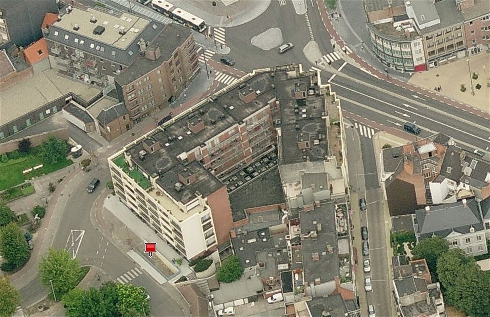 Autostaanplaats (kan ook dienen als fietsenberging) gelegen in parkeercomplex onder residentie Gaudi. Nooit meer parkeerproblemen in het centrum!