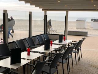 Op een uitstekende locatie aan de bruisende Zeedijk bieden wij een volledig vernieuwde handelszaak te koop aan, ideaal voor ondernemers die hun zaak willen vestigen op één van de drukste en meest gewilde locaties aan de kust.<br /><br /><strong>Kenmerken van de handelszaak:</strong>
<ul>
	<li><strong>Locatie:</strong> Gelegen aan de populaire Zeedijk, met een panoramisch uitzicht over zee en een constante stroom van passanten.</li>
	<li><strong>Afmetingen</strong>: Ruime winkelruimte, perfect voor diverse commerciële toepassingen zoals momenteel een restaurant of andere retailconcepten.</li>
	<li><strong>Terras:</strong> Een groot terras van 30 m² met voldoende ruimte voor tafels en stoelen, perfect voor klanten die willen genieten van het buitenleven en het uitzicht.</li>
	<li><strong>Vernieuwingen</strong>: Het pand is recentelijk volledig gerenoveerd en voldoet aan de moderne eisen, met een frisse uitstraling en een efficiënte indeling.</li>
	<li><strong>Bereikbaarheid:</strong> Zeer goed bereikbaar zowel te voet als per fiets, en beschikt over voldoende parkeermogelijkheden in de nabije omgeving.</li>
</ul>
<br /><strong>Zekerheid van Klantverkeer:</strong> Dankzij de ligging aan de Zeedijk heeft dit pand constant klantverkeer, zowel van lokale bewoners als toeristen. Dit biedt uitstekende mogelijkheden voor elk type onderneming dat zich richt op een breed publiek.<br /><strong>Waarom deze handelszaak?</strong>

<ul>
	<li><strong>Toplocatie: </strong>Een van de drukste en populairste gebieden aan de kust.</li>
	<li><strong>Ruim terras:</strong> Het terras biedt de perfecte gelegenheid om klanten buiten te bedienen, vooral in het hoogseizoen.</li>
	<li><strong>Commerciële mogelijkheden:</strong> Geschikt voor diverse concepten, van horeca tot retail.</li>
	<li><strong>Klaar om te starten: </strong>Door de recente renovatie is het pand direct klaar voor gebruik, zonder dat er grote investeringen nodig zijn.</li>
</ul>
Inclusief alle keukenapparatuur met o.a. pizzaoven etc.<br />Ruime kelder onder het pand van 40 m²<br /><br />Voor meer informatie of om een bezichtiging te plannen, neem contact met ons op. Grijp deze unieke kans om een zaak te starten of uit te breiden op een van de mooiste plekken aan de kust!