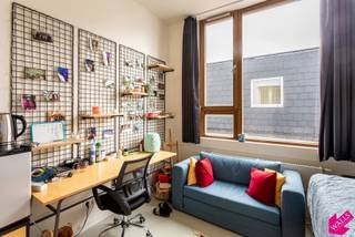 De studentenkamer is gelegen in de universiteitsbuurt op wandel- &amp; fietsafstand van het Centraal station, de Grote Markt, de Groenplaats en de Meir. In de nabije omgeving zijn er talrijke winkels, gezellige horecagelegenheden, ontspanning en openbaar vervoer. Een absolute toplocatie, wat zich vertaalt in een uitstekende mobiscore van 9,4/10!<br /><br />Het betreft een nieuwbouwproject, gerealiseerd in 2019.<br /><br />De kamer bevindt zich op de 3de verdieping (voorzijde) van een kleinschalig gebouw (een gezellige sfeer met een kleine bezetting van 13 studenten) aan een rustige straat met uitsluitend bestemmingsverkeer.<br /><br />Het gebouw heeft op de gelijkvloerse verdieping verschillende gemeenschappelijke ruimtes (keuken, aangenaam zuidoost georiënteerd terras, fietsenberging), Er is een gezellige ontspanningsruimte in het souterrain.<br /><br />De kamer beschikt over een woon/studeerkamer en eigen badkamer met douche, wastafel en toilet.<br /><br />Belangrijkste troeven : Absolute toplocatie (Mobiscore 9,4 op 10); Vlakbij alle voorzieningen; Recent gebouw; Terras; Fietsenstalling; Gezellige ontspanningsruimte; Veel natuurlijk daglicht; Gunstig EPC Label-A.<br /><br />Verplichte vermeldingen: EPC A; P-: A; G score A; Stedenbouw: Vg-Wg-Wche-Gmo-Gvv.<br /><br />Momenteel verhuurd tot het einde van het academiejaar.<br /><br />Meer info, kijk snel op www.walls.be