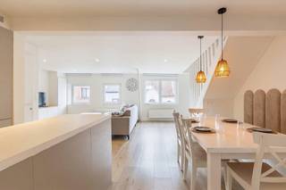 <h2><span>Stijlvol gerenoveerd duplex appartement met 3 slaapkamers nabij de zee in Oostende</span></h2>
<p>Op wandelafstand van zee en strand, en op een boogscheut van het centrum van Oostende, bevindt zich dit smaakvol gerenoveerde duplex appartement. De combinatie van een hedendaagse afwerking, een lichtrijke leefruimte en een praktische indeling maakt dit appartement de ideale thuisbasis voor wie comfortabel en centraal wil wonen.</p>
<p>De ruime leefruimte geniet van een aangename lichtinval en sluit naadloos aan op de volledig ingerichte open keuken. Met drie volwaardige slaapkamers en twee moderne badkamers biedt het appartement bovendien alle ruimte voor een gezin, een tweede verblijf of wie graag wat extra ruimte heeft.</p>
<p>Ook op energetisch vlak scoort dit appartement uitstekend dankzij het gunstige EPC-label B. De nabijheid van winkels, openbaar vervoer en belangrijke invalswegen zorgt voor extra wooncomfort.</p>
<h3>Troeven</h3>
<ul><li>Volledig en smaakvol gerenoveerd</li><li>Op wandelafstand van zee en strand</li><li>Centrale ligging nabij het centrum van Oostende</li></ul>
<p>Neem vandaag nog contact op met je ERA-makelaar voor een bezoek.<br /><br />JOUW DROOMAPPARTEMENT. ZO GEVONDEN!</p>