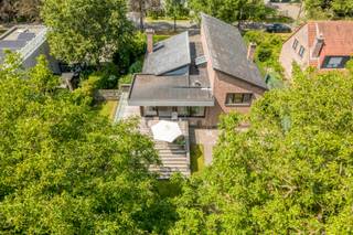 Bent u op zoek naar een ruime, uitstekend onderhouden gezinswoning op een toplocatie? Dan is deze karaktervolle split-level woning, gebouwd in 1979, beslist een bezoek waard. Gelegen in de geliefde wijk Elshout, combineert deze woning een rustige, groene omgeving met een uitstekende bereikbaarheid en alle voorzieningen binnen handbereik.<br /><br />De woning bevindt zich op een prachtig aangelegd perceel van maar liefst 1.238 m² met een zuidoost georiënteerde tuin, waar u de hele dag kunt genieten van rust, privacy en zon. Het ruime terras vormt de ideale plek om te ontspannen of gezellig te tafelen met familie en vrienden. Een groot tuinhuis biedt bovendien heel wat extra opbergruimte.<br /><br />Dankzij de gunstige ligging bevinden winkels, scholen, openbaar vervoer en het Fort van Schoten zich op korte afstand. Bovendien geniet u van een vlotte fietsverbinding naar Brasschaat, Schilde en het centrum van Schoten.<br /><br />Indeling<br /><br />Via de inkomhal met gastentoilet bereikt u het centrale leefniveau (+0,5), waar zich een bijzonder ruime en lichtrijke woonkamer met eetkamer bevindt. Aansluitend vindt u de volledig geïnstalleerde open keuken, voorzien van alle hedendaagse comfort en met een aangenaam zicht op de tuin.<br /><br />Op het lager liggende niveau (-0,5) bevinden zich een eerste volwaardige slaapkamer, een badkamer met douche, lavabo en toilet, een ruime garage, de wasplaats en de toegang tot de kelder.<br /><br />Op de eerste verdieping (+1) bevinden zich nog vier ruime, volwaardige slaapkamers en een tweede badkamer, ideaal voor een groot gezin of voor wie extra ruimte wenst voor een bureau of hobbykamer.<br /><br />Vanuit de eetkamer heeft u rechtstreeks toegang tot het royale terras en de prachtig aangelegde tuin, waar binnen- en buitenleven naadloos in elkaar overvloeien.<br /><br />Bijzonderheden: <br />Gegeerde ligging in de wijk Elshout<br />Perceel van 1.238 m²<br />Zuidoost georiënteerde, aangelegde tuin, ruim zonneterras<br />Split-level woning met een speelse en praktische indeling<br />5 volwaardige slaapkamers<br />2 badkamers<br />Ruime leefruimte met open keuken<br />Grote garage, kelder en wasplaats<br />Groot tuinhuis met veel bergruimte<br />EPC-label B<br />Steeds uitstekend onderhouden<br />Nabij winkels, openbaar vervoer en het Fort van Schoten<br />Vlotte fietsverbinding naar Brasschaat, Schilde en Schoten centrum<br /><br />Deze instapklare gezinswoning biedt een unieke combinatie van ruimte, comfort, een uitstekende ligging en een prachtig perceel. Een ideale thuis voor gezinnen die op zoek zijn naar rust, groen en een vlotte bereikbaarheid.<br /><br />Interesse? Contacteer ons vandaag nog voor een bezoek en ontdek zelf alle troeven van deze bijzondere woning.