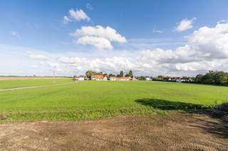 In het landelijke Vlissegem, op een boogscheut van De Haan, vinden we deze ruime nieuwbouwwoning met strakke en exclusieve architectuur. De woning wordt afwerkingsklaar opgeleverd, waardoor je de verdere inrichting volledig naar jouw eigen smaak kunt bepalen. Op het gelijkvloers geniet je van een bijzonder ruime en lichtrijke leefruimte met open keuken. Aansluitend hebben we een praktische berging en inpandige garage. De onderhoudsvriendelijke tuin beschikt over een ruim terras met vaste overkapping.
Op de eerste verdieping bevinden zich drie volwaardige slaapkamers, een nachthal en een royale badkamer. Deze wordt reeds volledig uitgerust met een dubbele wastafel, vrijstaand bad en inloopdouche. Zelf hoef je enkel nog de vloeren, keuken, binnendeuren en trapbekleding te voorzien.
Ook op technisch vlak is de woning helemaal klaar voor de toekomst. Zo geniet je van kamerhoog aluminium schrijnwerk met superisolerende beglazing, vloerverwarming én koeling via geothermie, ventilatie type D met ingewerkte kanalen en voorzieningen voor een houthaard. De oprit en het terras worden aangelegd en ook de nodige keuringen en erelonen zijn inbegrepen in de prijs. Bovendien bestaat de mogelijkheid om de naastliggende bouwgrond aan te kopen voor €205.000,- excl. kosten.
Ben je op zoek naar een grote en energiezuinige nieuwbouwwoning in de buurt van De Haan? Contacteer Dries voor meer info of een plaatsbezoek op 0475 57 40 19 of dries@keyimmo.be