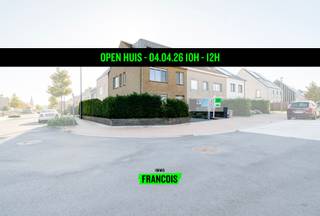 OPEN HUIS - ZATERDAG 04.04.2026 - 10h à 12h <br /><br />In de rustige Dahliastraat te Blankenberge vinden we deze charmante halfopen bebouwing terug. De woning is gelegen in een residentiële wijk op wandel- en fietsafstand van het levendige stadscentrum. Dankzij de recente renovaties geniet ze vandaag van alle hedendaagse comfort en een gunstige EPC score.<br /><br />We betreden de woning via de ruime inkomhal met gastentoilet en praktische vestiaire. Van hieruit is er directe toegang tot de grote garage, de bergplaats en de wasruimte. Op de eerste verdieping ontdekken we de volledig vernieuwde keuken met aansluitende eetruimte en de lichtrijke leefruimte. Ook de badkamer bevindt zich op dit niveau. De bovenverdieping telt drie slaapkamers en biedt toegang tot de zolderruimte.<br /><br />Verder werd de woning grondig aangepakt: zo is er centrale verwarming op aardgas met een condensatieketel, werd het dak geïsoleerd volgens de huidige normen en geniet de volledige woning van hoogrendementsbeglazing. De elektriciteit is conform gekeurd. Als extra troef beschikt de woning over een oprit met ruime garage.<br /><br />Aarzel niet en plan vandaag nog uw bezoek!<br /><br />