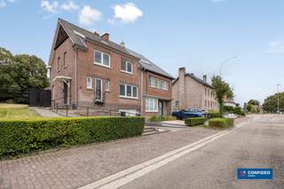 Op een uitstekende ligging, op korte afstand van de Grote Markt van Tongeren, winkels, scholen en tal van voorzieningen, vinden we deze mooie, volledig vernieuwde en instapklare stadswoning met een aangename, zuidgerichte tuin.<br />De woning combineert een moderne inrichting met veel leefruimte en is dankzij de talrijke vernieuwingen helemaal klaar voor haar nieuwe eigenaars.<br /><br />Via de inkomhal met gastentoilet bereikt u de ruime, open leefruimte. Dankzij de grote ramen geniet u hier van een aangenaam zicht en een directe verbinding met het terras en de tuin. De moderne, volledig ingerichte keuken is voorzien van kwalitatieve toestellen en sluit mooi aan bij de leefruimte.<br /><br />De verdieping beschikt over drie ruime slaapkamers, allemaal afgewerkt met een onderhoudsvriendelijke laminaatvloer. Daarnaast is er een ruime badkamer met ligbad, instapdouche, lavabomeubel en toilet.<br /><br />De zolder is bereikbaar via een valluik met trap en beschikt over dakisolatie. De vloer en het plafond zijn afgewerkt met OSB-panelen, waardoor deze ruimte heel wat mogelijkheden biedt als extra bergruimte.<br /><br />De woning beschikt bovendien over een praktische kelderverdieping met bergruimte, wasruimte, een ruime garage en een aparte toiletruimte. De centrale verwarmingsinstallatie op aardgas dateert van 2020.<br /><br />Een absolute troef is de ruime, volledig zuidgerichte tuin. Het aangename zonneterras, dat deels overdekt is, vormt de ideale plek om te genieten van zonnige dagen en gezellige momenten buiten.<br /><br />De woning werd grondig aangepakt en beschikt onder meer over:<br />een nieuwe elektrische installatie;<br />een nieuwe centrale verwarming op aardgas;<br />nieuw sanitair;<br />nieuwe vloeren;<br />een vernieuwde, moderne inrichting.<br />Kortom: een instapklare stadswoning met 3 slaapkamers, garage, ruime zuidgerichte tuin en een uitstekende ligging nabij het centrum van Tongeren.