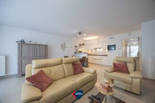 Dit zeer verzorgde appartement met 2 slaapkamers, gelegen op het 2de verdiep van een recente en goed onderhouden residentie, combineert comfort en een uitstekende ligging. Het appartement beschikt over een aangename leefruimte met open keuken, die rechtstreeks toegang geeft tot een gezellig terras aan de voorzijde. De twee slaapkamers bevinden zich aan de achterzijde van het appartement, waardoor ze bijzonder rustig gelegen zijn. Eén van de slaapkamers heeft bovendien toegang tot een eigen terras. Verder beschikt het appartement over een ruime berging, met voldoende plaats voor een wasmachine en extra opbergruimte. Ook de ligging is een absolute troef: het strand, zwembad, winkels en andere voorzieningen bevinden zich op korte afstand. Goede aansluiting naar de autostrade. Een instapklaar en rustig gelegen appartement dat zowel geschikt is als permanente woning of als investering. Dit appartement is absoluut een bezoek waard!
