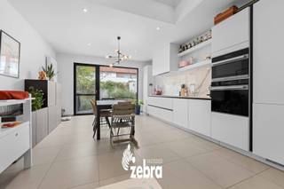 Deze instapklare woning werd volledig gerenoveerd en aangepast aan de hedendaagse normen en comforteisen. Het eigendom bevindt zich vlak bij...