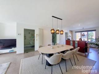 Cet appartement duplex spacieux et prêt à emménager bénéficie d'un emplacement très central, à quelques minutes à vélo ou à pied du centre historique de Bruges.<br /><br />Situé au premier étage, il comprend un hall d'entrée, des toilettes invités avec lavabo, un grand séjour lumineux avec cheminée à gaz, et une grande terrasse orientée plein sud offrant une vue sur la verdure. La cuisine ouverte est entièrement équipée (plaque vitrocéramique, hotte, four encastré, double évier et lave-vaisselle). Vous y trouverez également un débarras sous l'escalier ainsi qu’une buanderie/chaufferie.<br /><br />Au deuxième étage, trois grandes chambres (deux doubles et une simple) et une salle de bains avec baignoire, douche, lavabo et sauna pour deux personnes. Un accès à un grenier spacieux complète ce niveau.<br /><br />L’appartement dispose en outre d’un garage spacieux avec porte sectionnelle ainsi que d’une place de parking à l’arrière de l’immeuble.<br /><br />L’emplacement est idéal, à distance accessible à pied ou à vélo du centre animé de Bruges, où se trouvent de nombreux commerces et services. Les transports en commun (bus et train) sont à proximité, tout comme un accès rapide aux routes principales.<br /><br />Mobiscore : 9,0/10  <br />PEB : 136 kWh/m²
