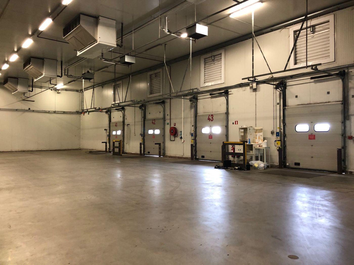 Fantastisch gelegen loods van 11.310 m² met een kantoor van 936 m² te huur - foto 1