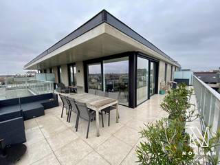 Ontdek dit prachtige appartement aan de oevers van de Leie, een ware parel te huur!Bij het betreden van het appartement wordt u verwelkomd door een...