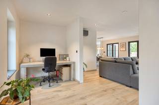 Deze prachtige woning, gebouwd in 2023, bevindt zich op een perceel van 726 m². De bruto bewoonbare oppervlakte bedraagt 309,89 m², verdeeld over...