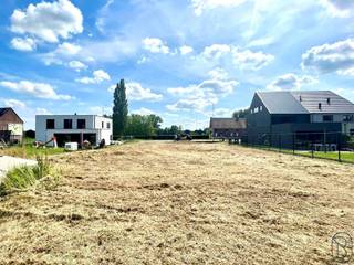 GOEDGELEGEN BOUWGROND van 1243m2, voor VILLA! PRACHTIG ZICHT ACHTERAAN, en genietend van een goede vlotte bereikbaarheid + in de nabijheid van alle winkels, openbaar vervoer en het CENTRUM van RONSE. Geen bouwverplichting.