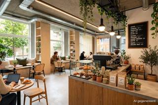 <p><span>Op zoek naar een inspirerende plek met karakter, midden in het Groen Kwartier? Deze instapklare ruimte combineert een strakke architecturale uitstraling met veel licht, hoogwaardige materialen en een uiterst flexibele indeling. Ideaal als kantoorruimte, praktijk, atelier, showroom, yogastudio, creatieve hub of een combinatie van verschillende professionele activiteiten.<br /><br /></span></p><p><span>Een binnenkomer vol licht en karakter</span><span><br />Via de hoge glazen inkom stap je binnen in een indrukwekkende open ruimte met plafonds van ca. 3,50 meter hoog, zichtbeton, maatwerk en een verfijnde industriële look zonder in te boeten aan warmte. Dankzij de grote raampartijen rondom geniet je hier de hele dag van een prachtige natuurlijke lichtinval en een open zicht op het omliggende groen.<br /><br /></span></p><p><span>Slim ingericht en klaar voor elk professioneel verhaal</span><span><br />De open indeling maakt de ruimte bijzonder veelzijdig. Vandaag ingericht als kantooromgeving met werkplekken en vergaderruimtes, maar evengoed perfect geschikt als creatieve studio, architectenbureau, galerij, pilates- of yogaruimte, praktijk of atelier. De warme materialen en akoestische afwerking zorgen bovendien voor een aangename en rustige sfeer. <br />Naast de grote open ruimte zijn er meerdere aparte zones die kunnen dienen als vergaderzaal, stille werkruimte, behandelruimte of opslag. Dankzij de drie aparte toegangsdeuren en het badgesysteem is het pand bovendien makkelijk opdeelbaar of toegankelijk voor verschillende gebruikers.<br /><br /></span></p><p><span>Praktisch en Futureproof<br /></span><span>Ook technisch zit alles hier goed: vloerverwarming, ventilatiesysteem D, zonnewerende screens, alarmsysteem en een 3-fasige elektriciteitsaansluiting van 40A – 400V zijn allemaal aanwezig. Achteraan bevindt zich nog een ruime opslagruimte/fietsenberging, een absolute meerwaarde in een stedelijke omgeving.<br /><br /></span></p><p><span>Werken in het Groen Kwartier</span><span><br />Het Groen Kwartier is uitgegroeid tot één van de meest gegeerde buurten van Antwerpen, waar historische architectuur en hedendaagse ontwikkelingen samenkomen in een groene, rustige omgeving. De mix van horeca, creatieve ondernemingen en kwalitatieve buurtvoorzieningen zorgt voor een levendige maar ontspannen sfeer.</span></p><p><span>Een toplocatie voor wie op zoek is naar een inspirerende plek waar werken, creëren en ontmoeten perfect samenkomen.</span></p><p><span> </span></p><p><span>Geen maatregelregelen in het vlaams handhavingsplatform</span></p><p><span> </span></p>