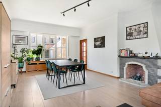 Op een uitstekende locatie in Sint-Katelijne-Waver bevindt zich deze ruime, instapklare woning met drie volwaardige slaapkamers. Gelegen in een rustige straat, met een prachtig zicht op het Kasteel Sint-Michiels, omgeven door het groene wandeldomein, geniet u hier van een idyllische en bijzonder gegeerde woonomgeving. Bovendien bevindt de woning zich vlak bij winkels, scholen, openbaar vervoer en het centrum zich op korte afstand bevinden.<br /><br />Via de inkomhal, voorzien van een vestiaire en een apart gastentoilet, betreden we de woning. De lichtrijke leefruimte biedt voldoende plaats voor een gezellige zithoek en een ruime eetkamer. Aansluitend bevindt zich de volledig ingerichte keuken, die zorgt voor een aangename verbinding met de leefruimte. Op de eerste verdieping geeft de nachthal toegang tot drie volwaardige slaapkamers. Eén van de slaapkamers beschikt over een eigen terras met een mooi uitzicht op de tuin. Verder vindt u op deze verdieping de badkamer, uitgerust met een lavabo, douchebad, toilet en aansluitingen voor een wasmachine.<br />Buiten geniet u van een onderhoudsvriendelijke, zuidwest georiënteerde tuin met terras, waar u in alle rust en privacy kunt ontspannen. Daarnaast beschikt de woning over een zeer ruime garage, die niet alleen plaats biedt aan een wagen, maar ook over voldoende extra bergruimte beschikt. Op de tweede verdieping bevindt zich een praktische zolder, ideaal voor bijkomende opslag. Bovendien is de woning grotendeels onderkelderd, wat zorgt voor nog meer opbergmogelijkheden.<br /><br />Dit is een goede opportuniteit als u op zoek bent naar een ruime, instapklare woning met drie volwaardige slaapkamers op een rustige locatie te Sint-Katelijne-Waver. Contacteer ons voor meer informatie op 0479 13 63 69 of neem een kijkje op www.boonstravastgoed.be. <br /><br />Bijzonderheden:<br />- 3 slaapkamers<br />- Zeer ruime garage<br />- Zuidwest georiënteerde tuin met terras