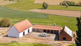 Authentique ferme en carré sur 8.064 m² dans le paisible village de Mourcourt, VUES MAGNIFIQUES TOUT AUTOUR, entourée de verdure.Énormément de...