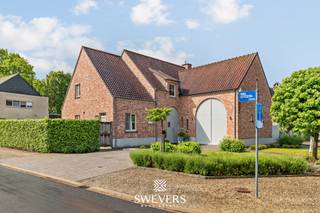 Voor meer info en foto’s, surf naar www.swevers.be – In een rustige, residentiële<br />buurt van Koersel vind je deze instapklare landelijke woning met een bewoonbare<br />oppervlakte van 296 m², verdeeld over drie volwaardige verdiepingen. De woning telt<br />vier ruime slaapkamers, twee badkamers, een bureauruimte en een grote leefruimte<br />met gashaard en zicht op de zuidgerichte tuin. De keuken van 24 m² is perfect<br />geïntegreerd en geeft eveneens uit op de tuin. Inpandige garage, handige berging en<br />ingebouwde vestiaires maken het plaatje compleet. Op de eerste verdieping is er o.a.<br />een master bedroom met dressing, drie kinderkamers met airco, een badkamer én<br />extra doucheruimte. De zolder (49 m²) biedt extra opslagruimte, net als de droge<br />kelder van 184 m². Gebouwd in 2007 en tuinaanleg, tuinberging, gashaard en<br />maatwerkkasten tussen 2010- 2019. Voorzien van 24 zonnepanelen, airco’s,<br />maatkasten en een volledig aangelegde, omheinde tuin op een perceel van 7a80.<br />Gelegen op wandelafstand van winkels, scholen en ontspanning, met vlotte<br />bereikbaarheid. Voor meer informatie, bel 011 255 155. Bron bewoonbare<br />oppervlakte: EPC – verslag.
