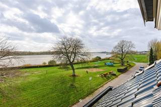 <p><span>Wonen op een unieke locatie aan de oevers van de Schelde in Burcht!<br /><br /></span></p><p><span>Deze instapklare en recent gerenoveerde woning biedt een uitzonderlijke leefomgeving met een prachtig uitzicht én een vlotte bereikbaarheid.</span></p><p><span> </span></p><p><span>Troeven van de woning:</span></p><ul><li><span>Unieke ligging aan de Schelde met open zicht</span></li><li><span>Uitstekende verbinding naar Antwerpen, E17 en het centrum van Burcht</span></li><li><span>Recent en grondig gerenoveerd</span></li><li><span>Oprit én garage aanwezig</span></li><li><span>Asbestveilig en conforme elektrische installatie</span></li></ul><p><span> </span></p><p><span>Indeling</span></p><p><span>Op het gelijkvloers</span><span> vinden we de inkomhal en een aangename leefruimte met open, volledig ingerichte keuken. Deze geeft toegang tot een droge kelder. Achteraan is er een extra ingang met bureau/praktijkruimte en een apart toilet.</span></p><p><span> </span></p><p><span>Er is een aangenaam terras met veel privacy. De garage zorgt voor veel bergruimte. </span></p><p><span> </span></p><p><span>De eerste verdieping</span><span> omvat drie slaapkamers en een moderne badkamer met douche, toilet en lavabo. Eén van de kamers is voorzien van een wasmachine-aansluiting en kan perfect dienen als was- of strijkkamer.</span></p><p><span> </span></p><p><span>De tweede verdieping</span><span> biedt een bijzonder ruime vierde slaapkamer met mezzanine. Aansluitend bevindt zich een extra zolderruimte met cv-ketel.</span></p><p><span> </span></p><p><span>De woning kende de voorbije jaren heel wat renovatiewerken: nieuw geïsoleerd dak, nieuwe cv-ketel, aluminium buitenschrijnwerk, vernieuwde keuken, badkamer, vloeren en meer.</span></p><p><span> </span></p><p><span>Een volledig instapklare woning op een idyllische locatie ideaal voor wie rustig wil wonen met alles binnen handbereik.</span></p><p><span> </span></p>