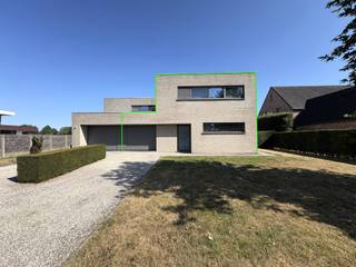 <strong>Ligging</strong><br />Deze recente halfopen woning (bouwjaar 2010) geniet van een uitstekende ligging in Oudenaarde. Dankzij de vlotte verbinding met belangrijke invalswegen bevinden scholen, winkels, horeca en andere dagelijkse voorzieningen zich op korte afstand.<br /><br /><strong>Indeling</strong><br />Via de inkomhal met apart gastentoilet betreedt u de lichtrijke leefruimte met een volledig ingerichte open keuken. De keuken is uitgerust met een vaatwasser, oven, koelkast, kookplaat en dampkap. Aansluitend bevinden zich een praktische berging/wasplaats en de inpandige garage.<br />Op de eerste verdieping zijn er drie volwaardige slaapkamers en een moderne badkamer met ligbad, douche, dubbele lavabo en toilet.<br />Buiten geniet u van een aangename, groene tuin waar u in alle rust kunt ontspannen.<br /><br /><strong>Technisch</strong><br />De woning werd gebouwd in 2010 en behaalt een uitstekende energiescore met EPC-label A. De verwarming gebeurt via aardgas, wat zorgt voor een energiezuinige en comfortabele woonomgeving. Beschikbaar vanaf 1 oktober 2026.<br /><br /><strong>Troeven</strong>
<ul>
<li>Recente halfopen bebouwing (2010)</li>
<li>Energiezuinig met EPC-label A</li>
<li>3 ruime slaapkamers</li>
<li>Rustige, groene tuin</li>
</ul>
<br /><strong>Contact</strong><br />Interesse in deze woning? Neem gerust contact op met Realimmo voor meer informatie of het plannen van een bezoek via cedrik@real-immo.be.