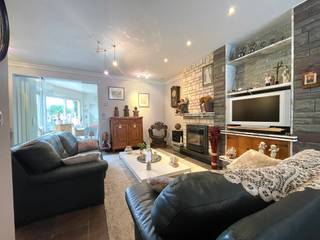 Zeer mooi instapklare woning afgewerkt met kwalitatieve materialen.<br />Bent u opzoek naar een woning waar u zonder zorgen kan intrekken dan is deze prachtige instapklare woning wat u zoekt. <br /><br />Indeling<br />Inkomhal, apart toilet, ruime leefruimte, 2 keukens, badkamer, bergruimte, garage, wasruimte, tuin, tuinberging.<br /><br />1ste verdiep<br />2 ruime slaapkamers, dressing (mogelijkheid voor 3de slaapkamer), badkamer, berging <br />Zolderverdieping mogelijkheid tot extra kamer.<br /><br />Troeven
<ul><li>Instapklaar </li><li>Mogelijkheid tot 3 de slaapkamer </li><li>2 badkamers </li><li>zeer ruime woning</li><li>rustgevende tuin </li></ul>
<br />Neem vandaag nog contact op met uw ERA-makelaar voor een bezoek.<br />